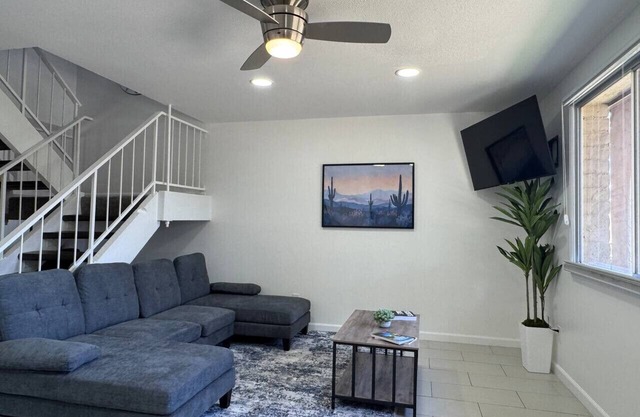 4BR Sleeps 12 Arcade Fire Patio