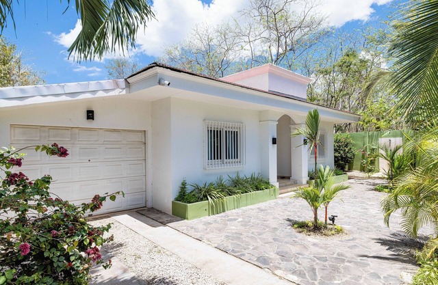 4BR Villa Close to Beach in Palm Beach Estates