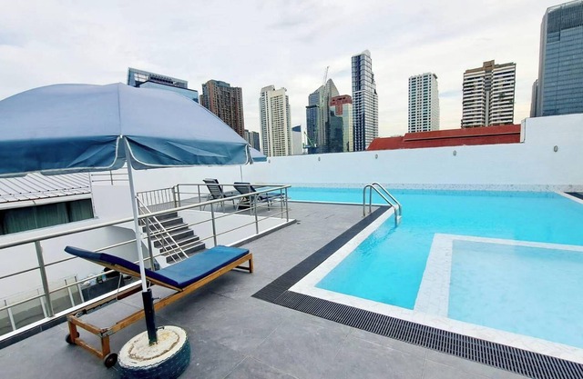 4C - 2 Bedroom Downtown Apartment with shared Pool