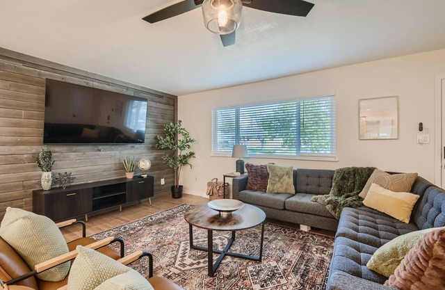 5 Bd & 3 Ba - Hot Tub, Game Room, Fire Pit, Fenced Yard - Denver & Boulder
