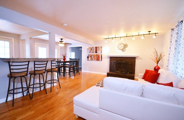 5 bdrm Near Belmar: dining, shops, & entertainment! Red Rocks/Downtown/Mtns!