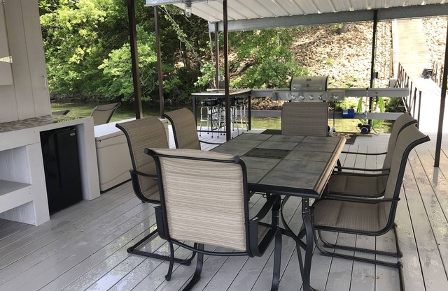 5 BED/3 BATH Entertainment Friendly Dock, Secluded Location, Parking for All