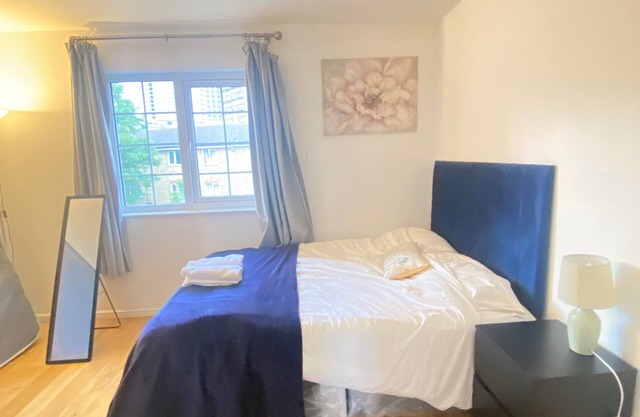 5 Bed House - Sleeps 10 - Pets - Parking - Wifi