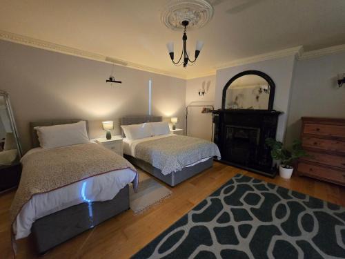 5 Bed House - Sleeps 13 - Pets - Garden - Parking