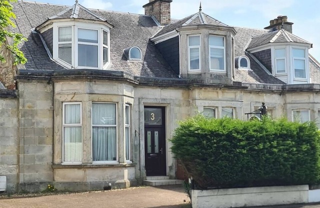 5 Bed Sleeps 10 Full Kitchen Parking