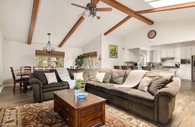 5 Bedroom/11 Bed Home | HotTub | Firepit
