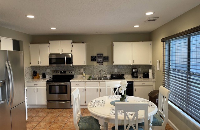 5 bedroom 3 bath cozy 2 Story with Hot-Tub!