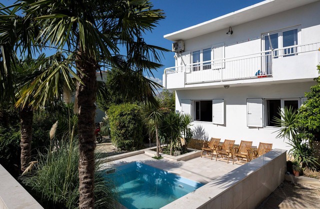 5 bedroom cozy home in Podstrana