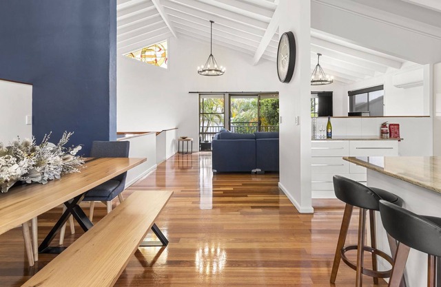 5 Bedroom deluxe family home at Korora - 300m to beach