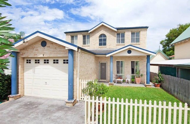 5-bedroom House in the heart of The Entrance - walk to lake, beach and shops