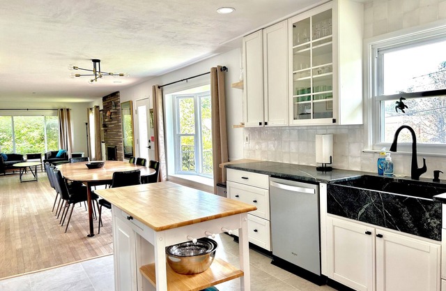 5 bedroom house with hot tub, pool table and bar next to Deer Park Manor
