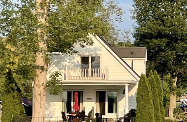 5 Bedroom Lake House on quiet street, walk to town