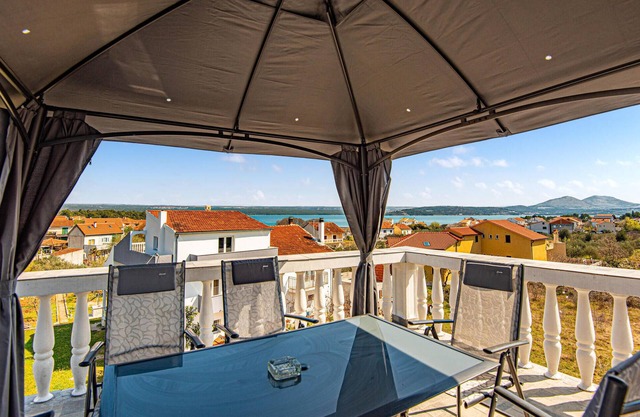 5 bedroom lovely apartment in Raslina