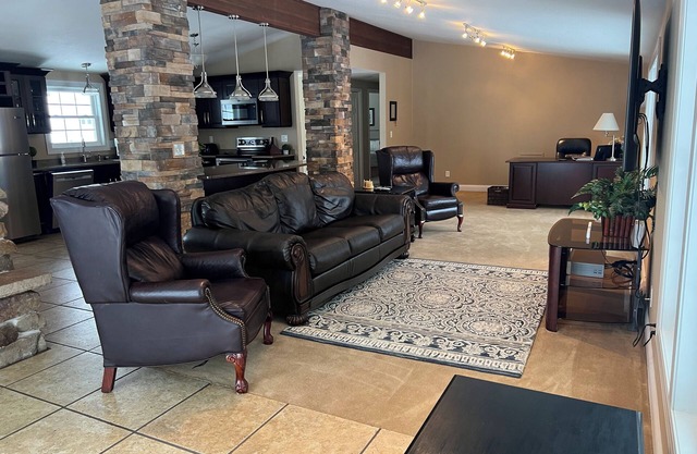 5-Bedroom Luxury Lake Home W/600' with Pure Sand Swimming & 2.5Acre Private Lot