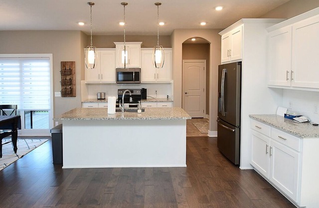 5 bedroom Spacious Home w/ entertainment & 5 mins from interstate!