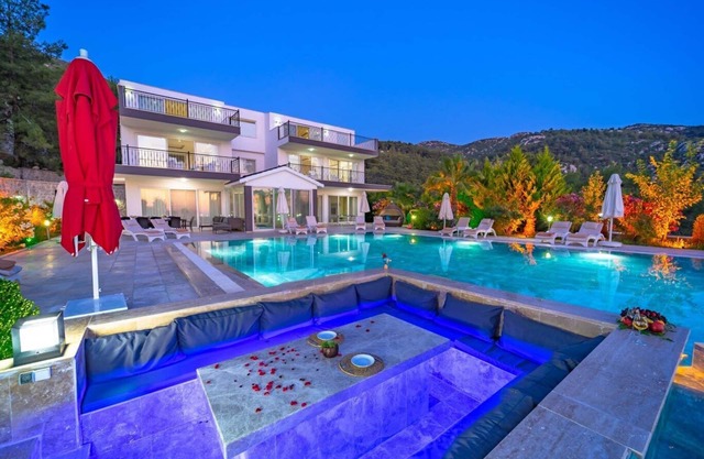 5 Bedroom Villa with Enormous Outdoor Pool & Indoor Pool, Ideal for Large Groups