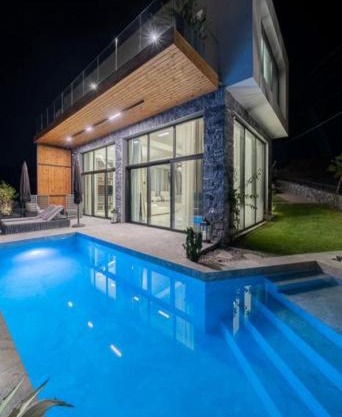 5 bedrooms 5 bathrooms LUXURY House with pool