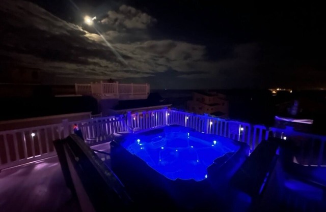 5 BRs w/Gourmet Kitchen & HotTub. Steps to Beach