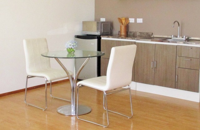 5 CedarCats Short Stay Apartments