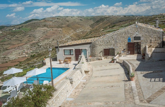 5 independent apartments with swimming pool and panoramic views 5 minutes from the center