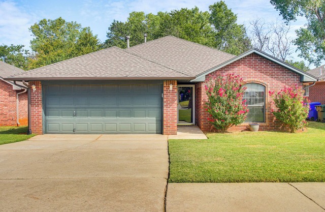 5 Mi to University of Oklahoma: Home w/Patio!