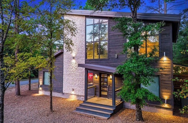 5 miles to Lake! Luxe & Cozy 3BR | Game Room
