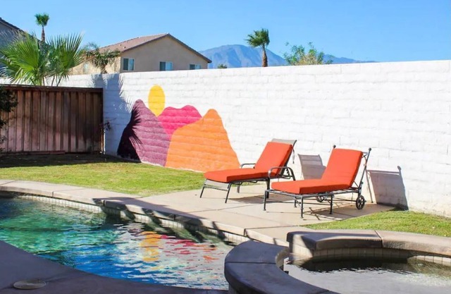 5 min from PGA West w/ Private Backyard