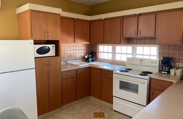 5 Min from the beach - 2 flr Vacation Home for 12