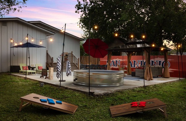 5 Min to DT : Modern+Cowboy Pool + Outdoor Projector