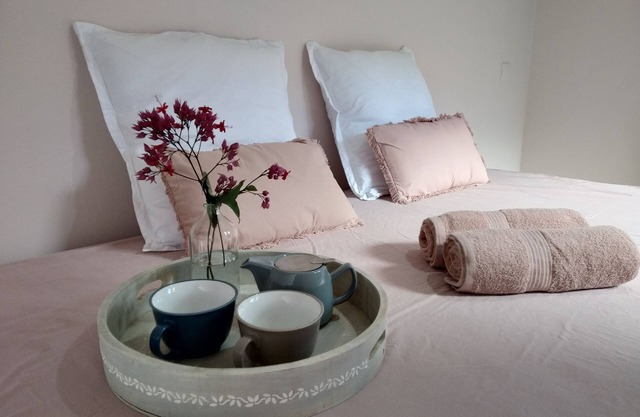 5 min to the airport w/free transfer. Cosy private room w/pool and wifi internet