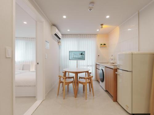 5-Minute Walk from Hongdae Station, Hotel-Style Bedding, 2 Rooms, Washer Dryer