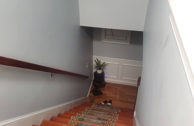 5 minute walk to St. Vincent hospital and UMASS University Hospital