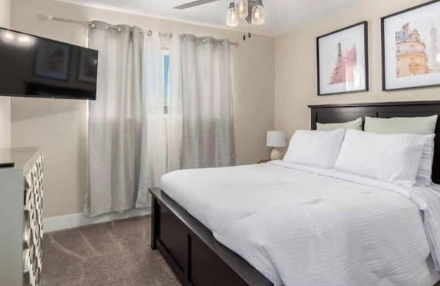 5 minutes from Old Town Scottsdale. With outdoor seating, hottub and fire pit.