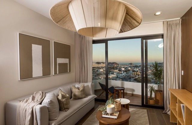 5 Minutes to Downtown. Gorgeous Ocean View. Beautiful Apartment.