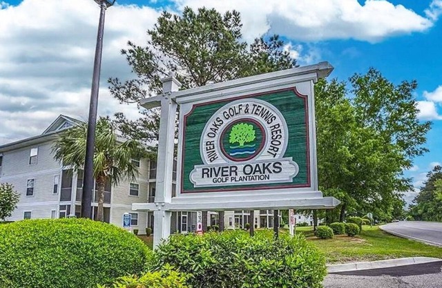 5 minutes to the beach! Family-size condo with pool & golf.