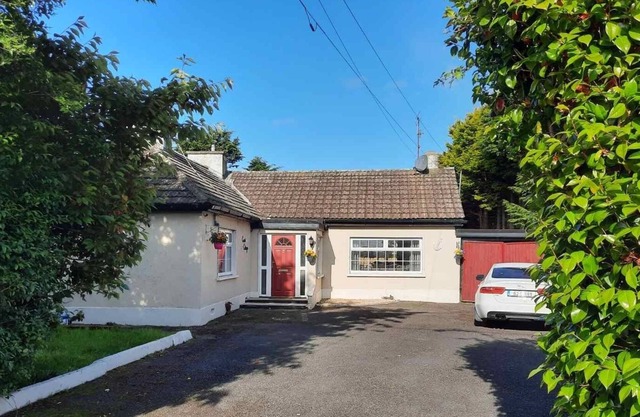 5 minutes to the beach - cosy cottage in the heart of the Copper Coast
