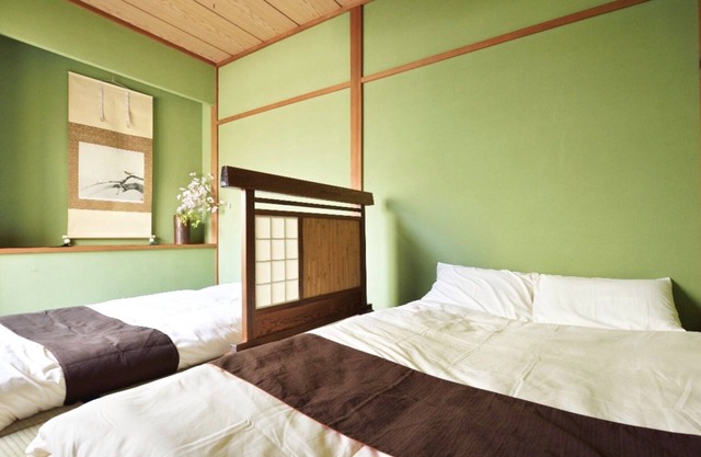 5 minutes to Universal Studios Accommodates up to 10 people Oldfashioned house but clean - Nishikujo reception/Osaka Ōsaka