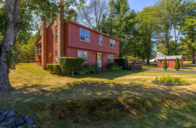 5 Minutes to OOB! Fire Pit & Deck, Dogs Welcome, Family Friendly, Sleeps 10