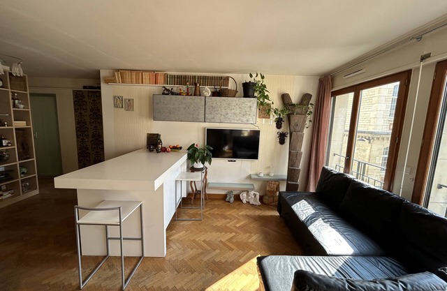 5 mn from Eiffel Tower and Seine! Apartment for 4-6 people Terrace Parking Sun