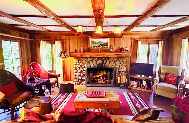 5 STAR *STRAWBERRY CORNER* CLASSIC CABIN ON CREEK, 1 MINUTE WALK TO VILLAGE!