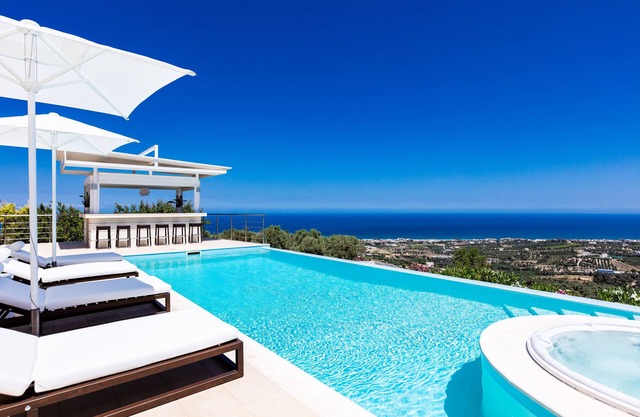 50 m2 Infinity Pool, hot Tub, Outdoor Bar, Sauna, gym and Playground!