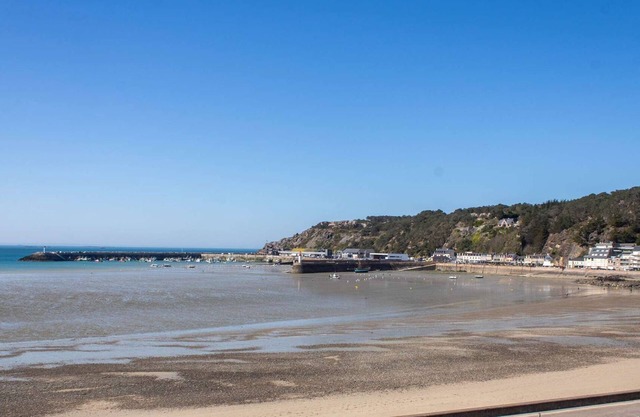 514 - In Erquy, on the edge of the central beach