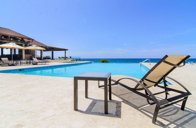 5BD top-floor beachfront penthouse with amazing sea views! Families only