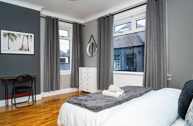 5Bed Detached, Parking, 1 Bus to Airport, Jacuzzi, Sleeps10