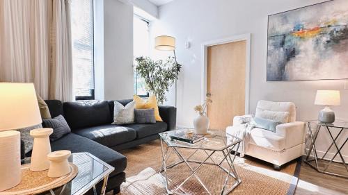 5BR 2BA , Sleeps 10, Downtown , Near PPAC