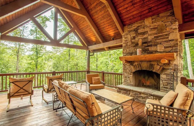 5BR, 4000 sq ft Luxury Cabin w/Covered Fireplace, Private Community access!