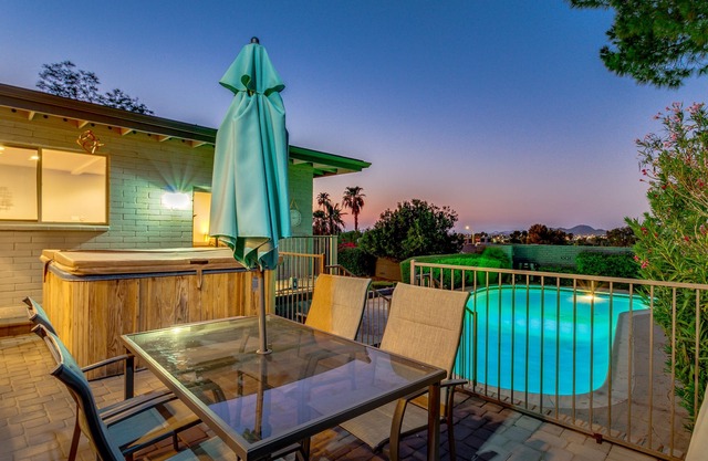 5BR Phoenix Luxury |Walk to Hiking| VIEWS | Pool