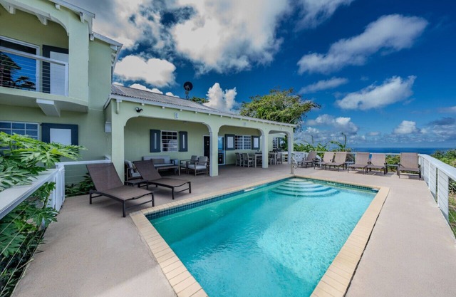 5BR Villa w/pool in peaceful residential neighborhood