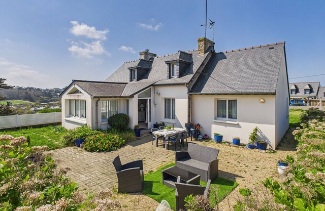 6 adults and 2 children - 150m from the beach