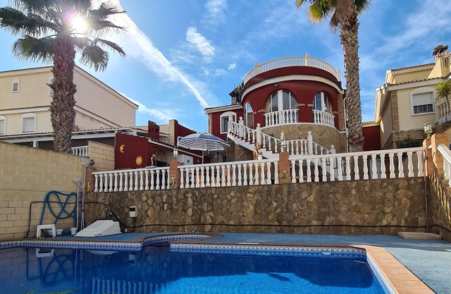 6-Bed Villa, Sleeps 14 with Pool & Parking